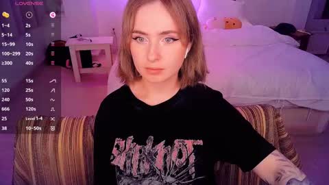 Snapshot of shyfoxxxy chatting on 03.04.25 Effie online show from 03.04.25