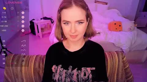 Snapshot of shyfoxxxy chatting on 03.05.25 Effie online show from 03.05.25