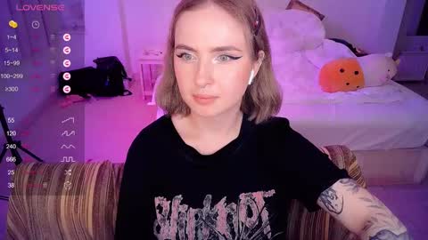Snapshot of shyfoxxxy chatting on 03.06.25 Effie online show from 03.06.25