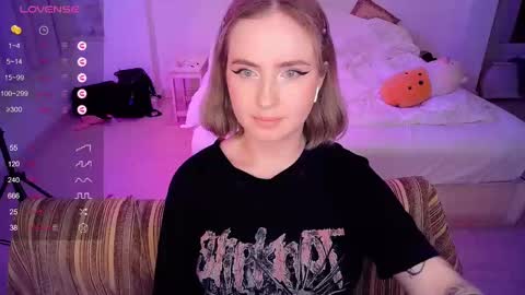 Snapshot of shyfoxxxy chatting on 03.06.25 Effie online show from 03.06.25