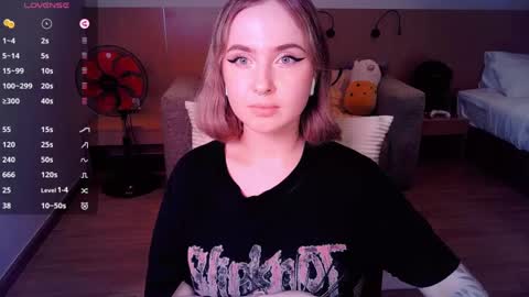 Snapshot of shyfoxxxy chatting on 03.10.25 Effie online show from 03.10.25