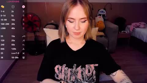 Snapshot of shyfoxxxy chatting on 03.12.25 Effie online show from 03.12.25