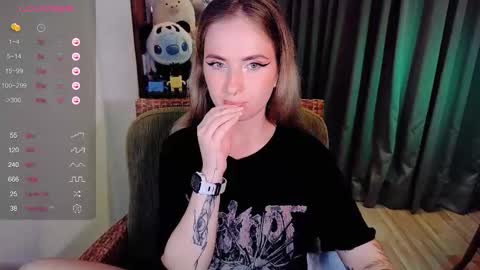 Snapshot of shyfoxxxy chatting on 09.09.25 Effie online show from 09.09.25