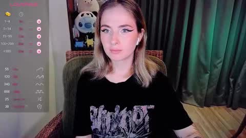 Snapshot of shyfoxxxy chatting on 09.10.25 Effie online show from 09.10.25