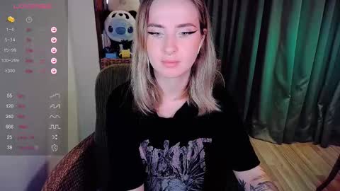 Snapshot of shyfoxxxy chatting on 09.12.25 Effie online show from 09.12.25