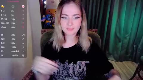 Snapshot of shyfoxxxy chatting on 09.15.25 Effie online show from 09.15.25