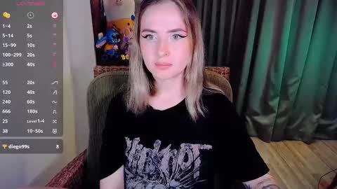 Snapshot of shyfoxxxy chatting on 09.18.25 Effie online show from 09.18.25