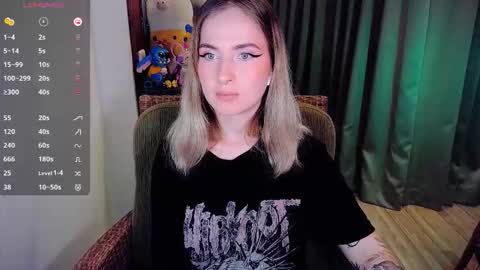 Snapshot of shyfoxxxy chatting on 09.26.25 Effie online show from 09.26.25