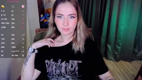 Snapshot of shyfoxxxy chatting on 09.30.25 Effie online show from 09.30.25