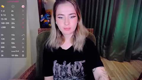 Snapshot of shyfoxxxy chatting on 10.02.25 Effie online show from 10.02.25