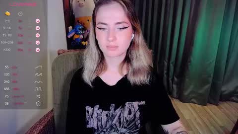Snapshot of shyfoxxxy chatting on 10.03.25 Effie online show from 10.03.25