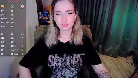 Snapshot of shyfoxxxy chatting on 10.04.25 Effie online show from 10.04.25