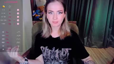 Snapshot of shyfoxxxy chatting on 10.06.25 Effie online show from 10.06.25