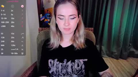 Snapshot of shyfoxxxy chatting on 10.07.25 Effie online show from 10.07.25