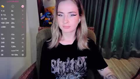 Snapshot of shyfoxxxy chatting on 10.08.25 Effie online show from 10.08.25