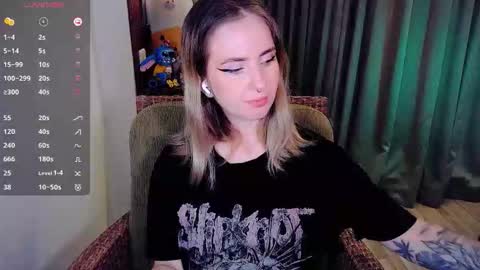 Snapshot of shyfoxxxy chatting on 10.10.25 Effie online show from 10.10.25