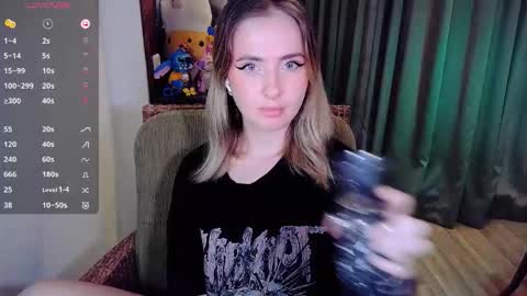 Snapshot of shyfoxxxy chatting on 10.11.25 Effie online show from 10.11.25
