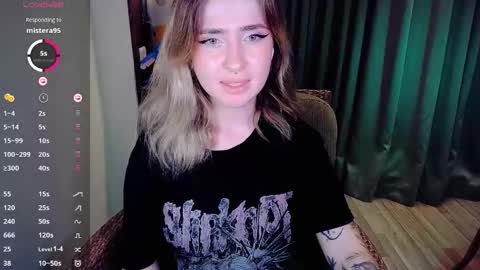 Snapshot of shyfoxxxy chatting on 10.11.25 Effie online show from 10.11.25