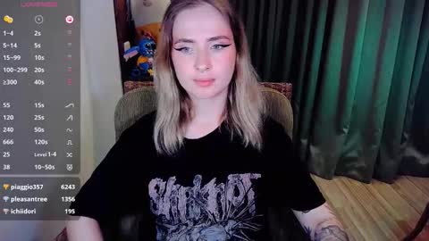 Snapshot of shyfoxxxy chatting on 10.12.25 Effie online show from 10.12.25