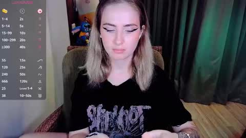 Snapshot of shyfoxxxy chatting on 10.14.25 Effie online show from 10.14.25