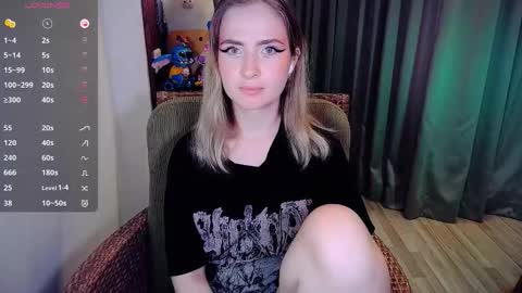 Snapshot of shyfoxxxy chatting on 10.19.25 Effie online show from 10.19.25