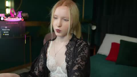 Snapshot of sia_hart chatting on 04.20.26 Sia online show from 04.20.26