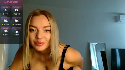 Snapshot of siberian_girl_ chatting on 09.16.25 Eva online show from 09.16.25