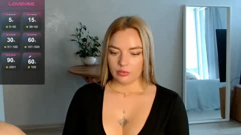 Snapshot of siberian_girl_ chatting on 09.19.25 Eva online show from 09.19.25