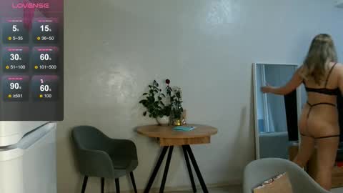 Snapshot of siberian_girl_ chatting on 10.25.25 Eva online show from 10.25.25