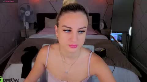 Snapshot of silen_tori chatting on 07.22.26 Silen online show from 07.22.26