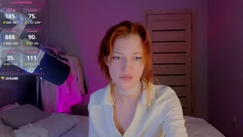 Snapshot of silly___woman chatting on 07.16.26 silly___woman online show from 07.16.26