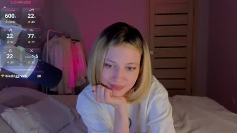 Snapshot of silly___woman chatting on 07.28.26 silly___woman online show from 07.28.26