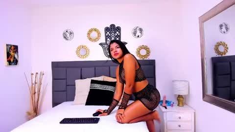 Snapshot of silvanadelatorre chatting on 05.27.26 Silvanadelatorre online show from 05.27.26