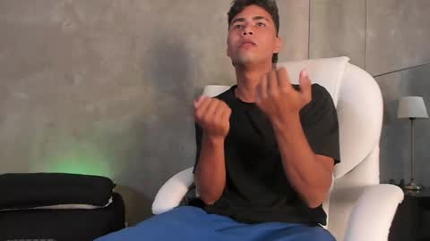 Snapshot of simon_pernia chatting on 11.28.25 simon_pernia online show from 11.28.25