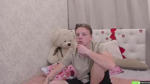 Snapshot of simonwarner chatting on 02.12.26 Simon online show from 02.12.26