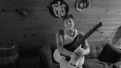 Snapshot of siphonophorstrings chatting on 10.25.25 Dustbunnyfoofoo online show from 10.25.25