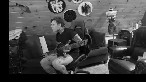 Snapshot of siphonophorstrings chatting on 11.17.25 Dustbunnyfoofoo online show from 11.17.25