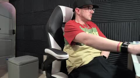 Snapshot of sirdaddymcqween chatting on 04.04.26 Sir Daddy McQween online show from 04.04.26