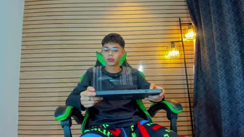 Snapshot of skiiny_boy chatting on 04.10.26 skiiny_boy online show from 04.10.26