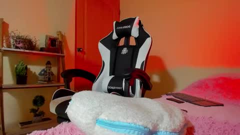 Snapshot of skinny18_and_boyfriend chatting on 01.06.25 Your Queen Esthefi online show from 01.06.25