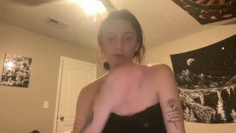 Snapshot of skinnyangel21 chatting on 03.04.26 skinnyangel21 online show from 03.04.26