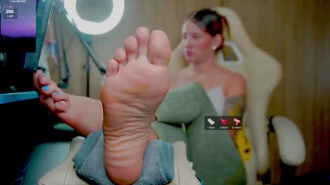 Snapshot of skinnygirl019 chatting on 01.19.25 GoddessSkinny online show from 01.19.25