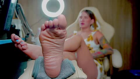 Snapshot of skinnygirl019 chatting on 01.20.25 GoddessSkinny online show from 01.20.25