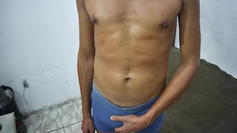 Snapshot of skinnylatinman chatting on 04.28.26 Skinny Latin Man online show from 04.28.26