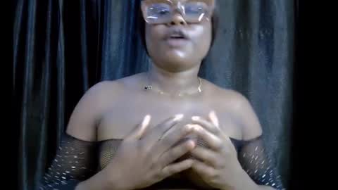 Snapshot of slim_thick12 chatting on 11.11.25 Tems online show from 11.11.25