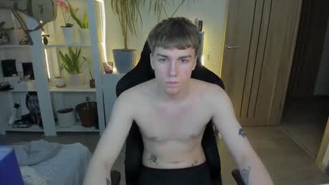 Snapshot of slippery_baby chatting on 02.12.25 Mila online show from 02.12.25