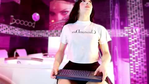 Small Hot19 online show from 12.18.25