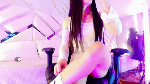 Small Hot19 online show from 05.24.26