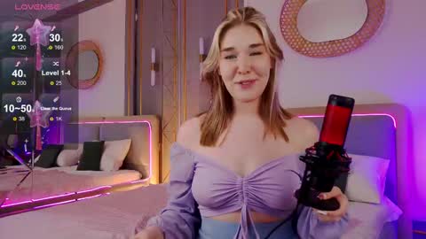 Snapshot of smiley_mia_ chatting on 02.23.25 Mia online show from 02.23.25