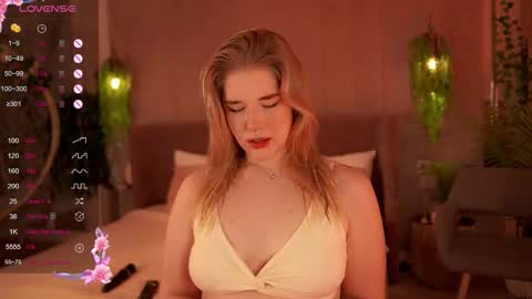 Snapshot of smiley_mia_ chatting on 09.12.25 Mia online show from 09.12.25